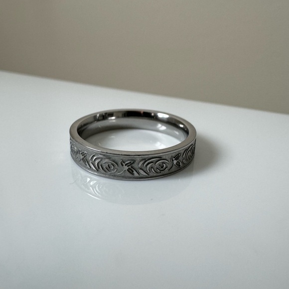 Floral Ring Size 9 - Picture 2 of 5